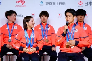 　帰国し、記者会見するフィギュアスケートの三浦璃来（前列左）と木原龍一（同右）ら＝２４日午後、東京都内