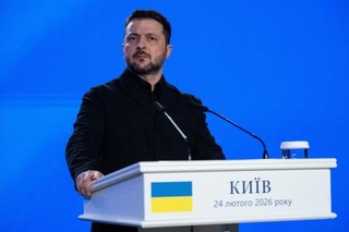 　記者会見するウクライナのゼレンスキー大統領＝２４日、キーウ（ゲッティ＝共同）