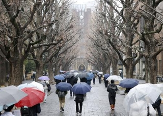 　国公立大２次試験の前期日程が始まり、会場に向かう受験生＝２５日午前、東京・本郷の東京大学