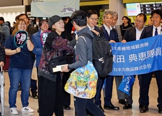 　成田空港に到着し家族らと再会する南極観測隊の隊員（手前右）＝２５日午前