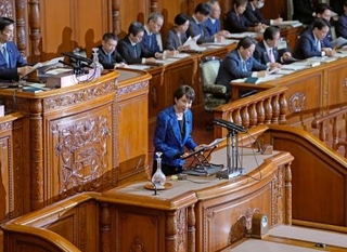 　参院本会議で答弁する高市首相（中央）＝２５日午前