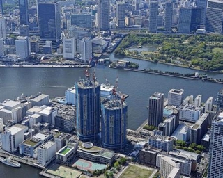 　建設が進む高層マンション（中央）＝２０２５年４月、東京都中央区