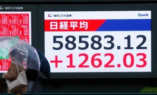 　５万８０００円を超えた日経平均株価の終値を示すモニター＝２５日午後、東京都中央区