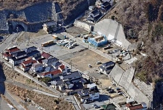 　岩手県大船渡市の山林火災で被害に遭った建物が解体され、更地が目立つ三陸町綾里の住宅街＝２０日（共同通信社機から）