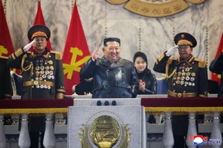 　朝鮮労働党大会閉会を記念した軍事パレードに臨む北朝鮮の金正恩党総書記（前列中央）と娘（奥）＝２５日、平壌の金日成広場（朝鮮中央通信＝共同）