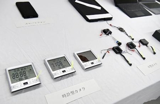 　教員が女子児童らを盗撮し交流サイト（ＳＮＳ）のグループチャットで画像を共有したとされる事件で押収されたカメラなど＝１月、名古屋・熱田署