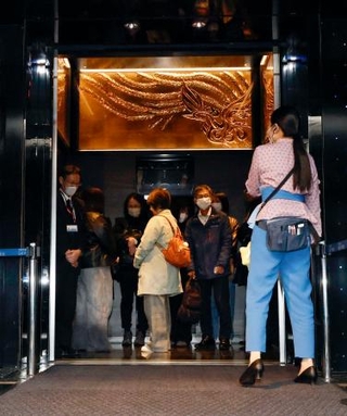 　エレベーターで東京スカイツリーの「天望デッキ」へ向かう人たち＝２６日午前、東京都墨田区