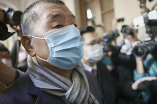 　２０２０年１２月、審理のため裁判所に到着した香港紙、蘋果日報（リンゴ日報）創業者の黎智英氏＝香港