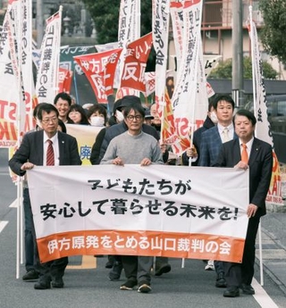 　伊方原発３号機の運転差し止めを求めた訴訟の判決で、山口地裁岩国支部に向かう原告ら＝２６日午前