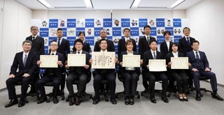 　式典後、記念写真に納まる動画部門の受賞者ら＝２６日午後、警察庁