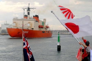 　オーストラリア西部・フリマントルを出港する南極観測船「しらせ」＝２６日（南極観測隊同行記者撮影）