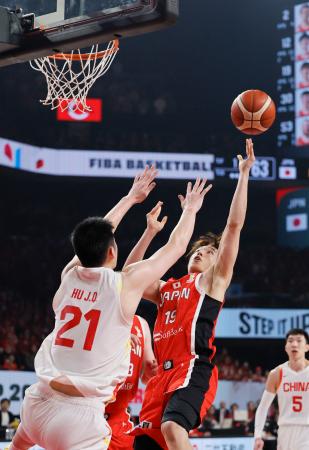 　日本-中国　第４クオーター、シュートを放つ西田（右）＝沖縄サントリーアリーナ