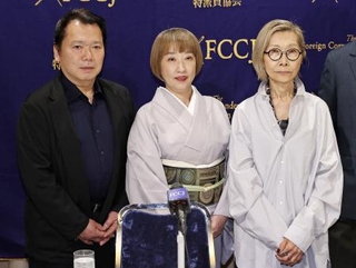 　日本外国特派員協会で記者会見に臨む映画「国宝」の関係者。左から歌舞伎床山の西松忠さん、歌舞伎メークの日比野直美さん、ヘアメークの豊川京子さん＝２７日午前、東京都千代田区