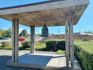 　ニュージーランド・オークランドに飾られていた「平和の鐘」＝２０２３年（同市提供・共同）