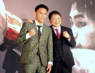 　プロボクシング転向を発表し、ポーズをとる藤木勇我。右は大橋ジムの大橋秀行会長＝２７日、横浜市
