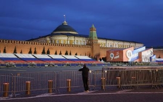 　モスクワのクレムリン前の赤の広場の警戒に当たる警察官＝２０２３年（ゲッティ＝共同）