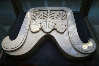 　宇陀松山城跡から出土した「桐文鬼瓦」＝奈良県橿原市