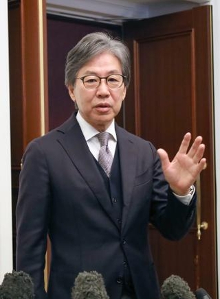 　取材に応じる中道改革連合前共同幹事長の安住淳氏＝２８日午前、仙台市