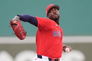 　レイズとのオープン戦に登板したレ度ソックスのアロルディス・チャプマン＝２６日、フロリダ州フォートマイヤーズ（ＡＰ＝共同）