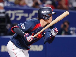 　５回日本代表１死一、三塁、小園が中前に適時打を放つ＝バンテリンドーム