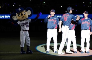 　壮行試合のセレモニーに登場した中日のマスコット「ドアラ」。大谷（１６）とタッチを交わそうとしたが、スルーされてしまった＝バンテリンドーム