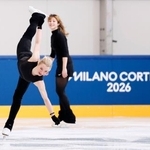 　サブリンクで調整するアンバー・グレン（左）とアリサ・リュウ＝ミラノ（共同）