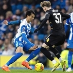 　エバートン戦の後半、攻め込むブライトンの三笘（左）＝ブライトン（共同）