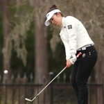 　第３ラウンド、１３番でアプローチショットを放つ山下美夢有。通算５アンダーで暫定６位＝レークノナ・クラブ（共同）