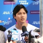 　ファン感謝イベントで取材に応じるドジャースの大谷翔平＝１月３１日、ロサンゼルス（共同）