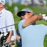 　第３ラウンド、３番でショットを放つ久常涼。通算１３アンダーで３位＝トーリーパインズＧＣ（共同）