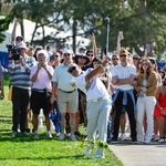 　第３ラウンド、１８番でラフからショットを放つ松山英樹。通算１０アンダーで９位＝トーリーパインズＧＣ（共同）