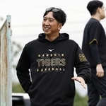 　プロ野球キャンプ初日、笑顔で球場に向かう阪神・藤川監督＝１日、沖縄県宜野座村