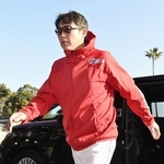 　プロ野球キャンプ初日、球場に到着した広島・新井監督＝１日、宮崎県日南市