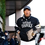 　キャンプ初日、球場入りするソフトバンクの小久保監督＝宮崎