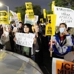 　テキサス州で行われた米移民・税関捜査局（ＩＣＥ）に対する抗議デモ＝１月３０日、ヒューストン（ロイター＝共同）