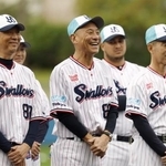 　キャンプインし、歓迎式で笑顔のヤクルト・池山監督（前列中央）＝浦添