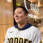 　取材に応じる米大リーグ、パドレスの松井裕樹＝１月３１日、サンディエゴ（共同）