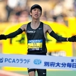 　日本人トップの２位でゴールする吉田祐也＝ジェイリーススタジアム