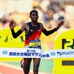 　２時間６分４９秒で優勝したゲタチョウ・マスレシャ＝ジェイリーススタジアム