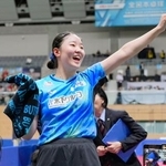 　卓球の全日本選手権女子ダブルスで長崎美柚とのペアで優勝し、歓声に応える張本美和。史上初の４冠を達成＝１日、豊田市総合体育館