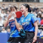 　卓球の全日本選手権女子ダブルスで長崎美柚（左）とのペアで優勝し、喜ぶ張本美和。史上初の４冠を達成＝１日、豊田市総合体育館