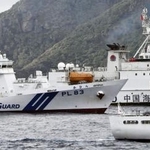 　沖縄県・尖閣諸島の魚釣島周辺を航行する海上保安庁の巡視船（手前）と中国海警局の船＝２０２４年４月