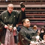 　断髪式で師匠の錦戸親方（左）に最後のはさみを入れられた元幕内水戸龍＝１日、東京・両国国技館