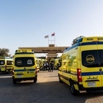 　１日、パレスチナ自治区ガザとの境界となるラファ検問所のエジプト側で、待機する救急車（ゲッティ＝共同）