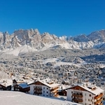 　イタリア北東部に位置するコルティナダンペッツォ＝１月（共同）