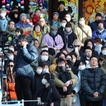 　街頭演説に耳を傾ける人たち＝１日午前、東京都内