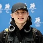 　イタリア・ミラノのマルペンサ空港に到着し、取材に応じるイリア・マリニン＝１日（共同）