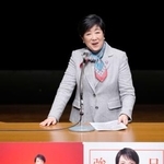 　衆院選の自民党候補の応援に入った東京都の小池百合子知事＝１日午後、東京都内