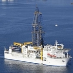 　南鳥島周辺のＥＥＺ海底下にあるレアアースを含む泥を試掘するため、静岡市の清水港を出港した海洋研究開発機構の探査船「ちきゅう」＝１月