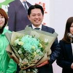 　岐阜市長選で花束を手にする柴橋正直氏（中央）＝１日夜、岐阜市